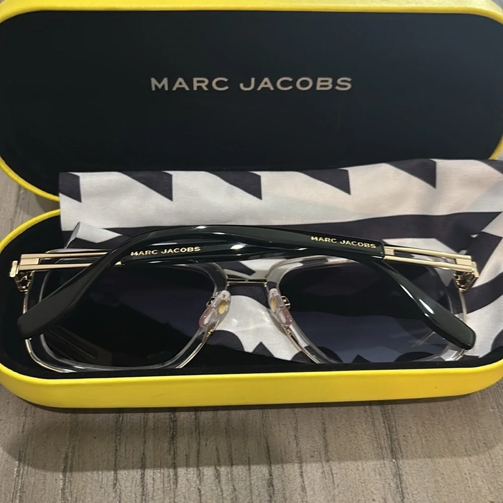 Marc Jacobs Eyewear Pilot Frame Sunglasses new in Case